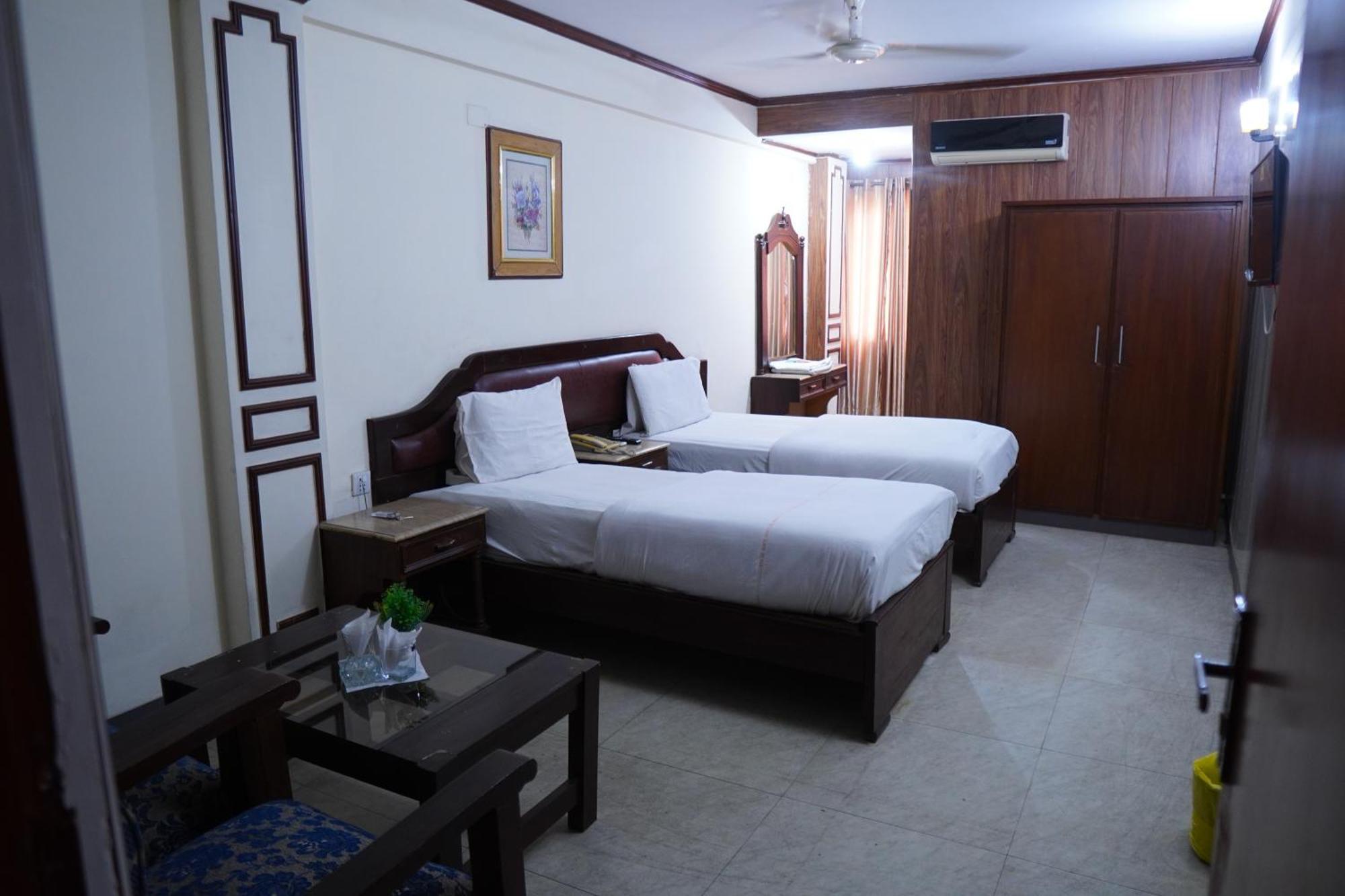 National Hotel Lahore Extérieur photo